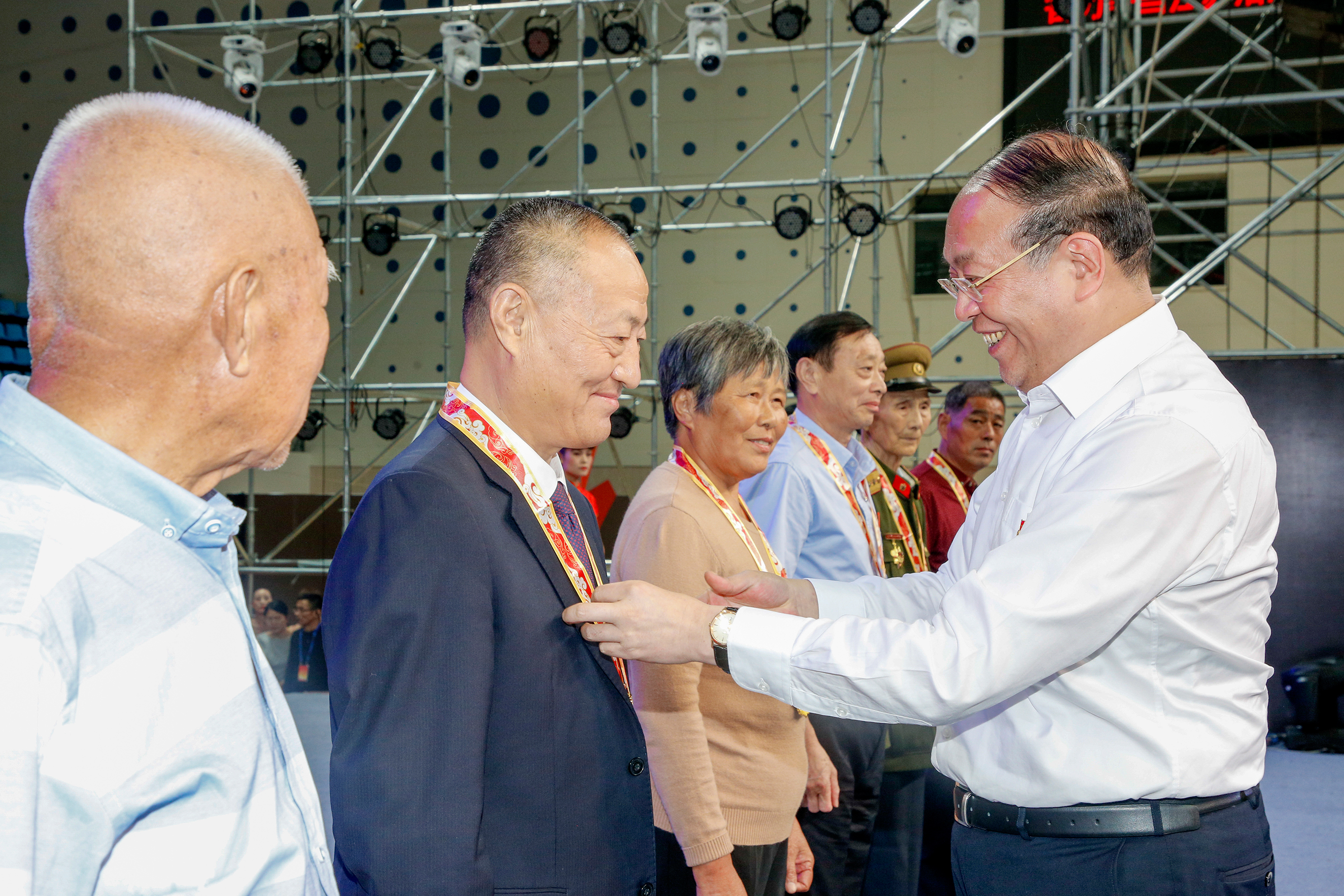 薛济萍董事长被授予“庆祝新中国成立70周年”纪念章.jpg
